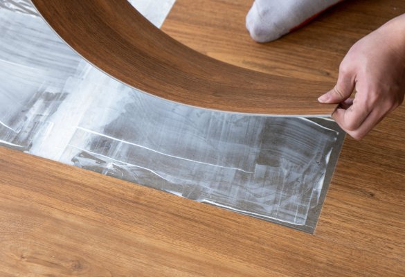 Panele LVT dryback vs. click – które rozwiązanie wybrać do obiektów komercyjnych?