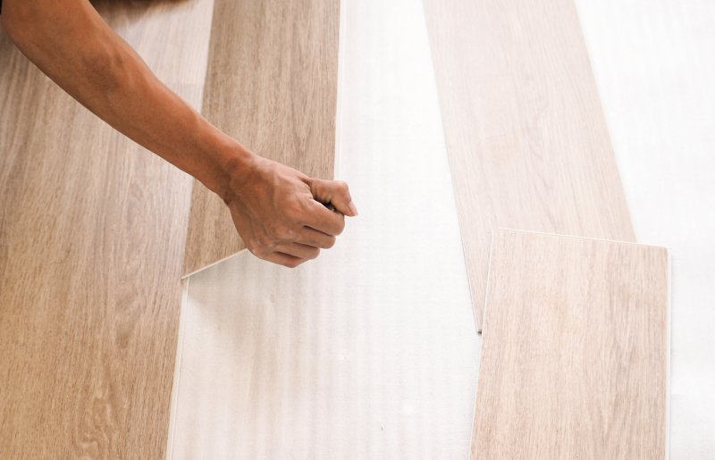 Zamki w panelach LVT – kluczowe technologie w nowoczesnych podłogach.