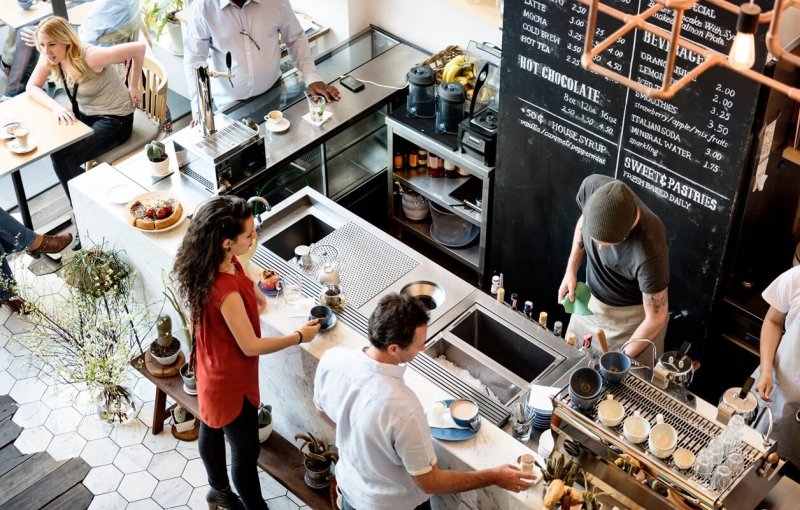 Podłogi do przestrzeni gastronomicznych - jakie materiały sprawdzają się w restauracjach i kuchniach?
