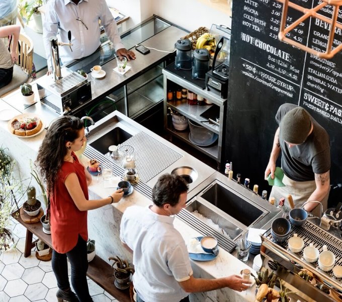 Podłogi do przestrzeni gastronomicznych - jakie materiały sprawdzają się w restauracjach i kuchniach?