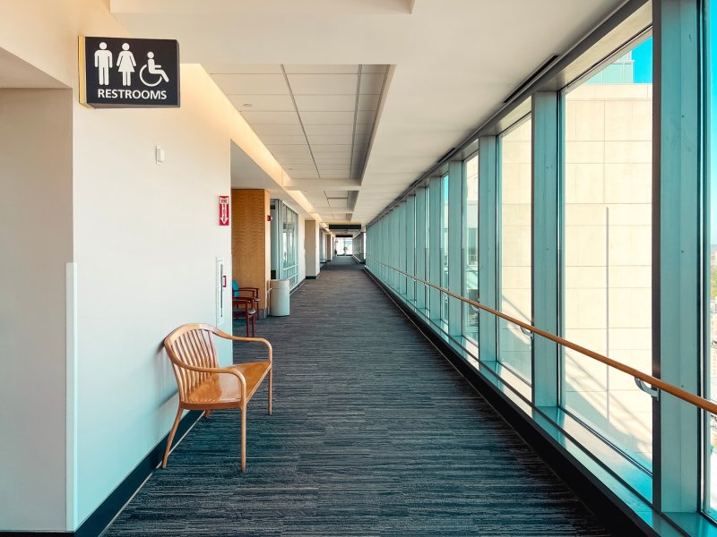 Podłogi w placówkach medycznych – jakie wykładziny spełniają normy higieniczne i sanitarne?