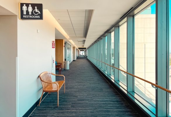 Podłogi w placówkach medycznych – jakie wykładziny spełniają normy higieniczne i sanitarne?