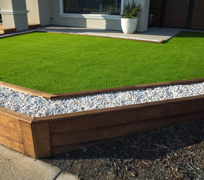 Sztuczna trawa na taras, balkon i do ogrodu – czy warto?