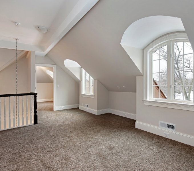 Wykończenia podłogowe a komfort akustyczny w przestrzeni – porównanie rozwiązań